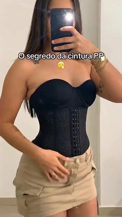 Cliente ao espelho, com a peça vestida por baixo da saia.