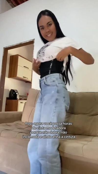 Cliente em casa, a mostrar como a peça fica por baixo das calças.