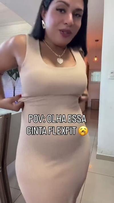 Cliente de vestido bege: “POV: olha essa cinta FlexFit.”